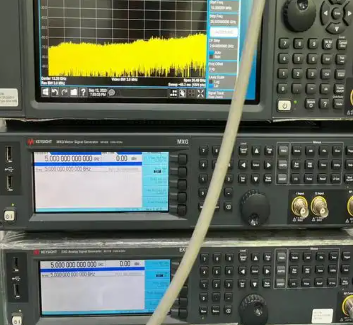 【实验室信号源选购必看】Mini-Circuits ZFL-2000+ vs Keysight N5182B：性价比之选，谁更“抗打”？